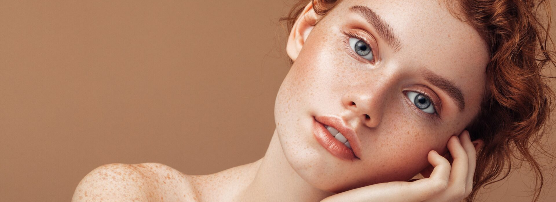 Beauty trend: come realizzare le lentiggini finte