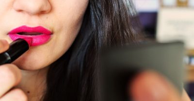 Far durare il rossetto a lungo: scopri l’uso del top coat labbra