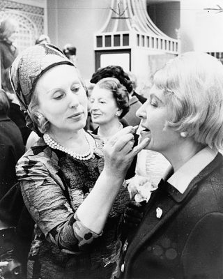 Esteé Lauder applying lipstick