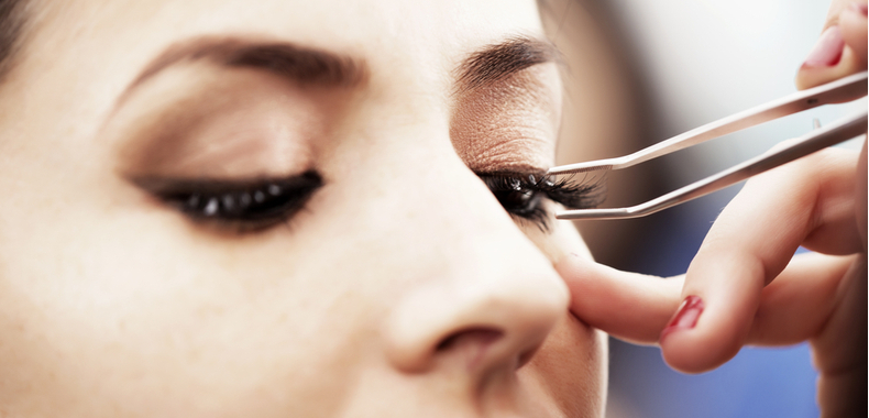 Applicare ciglia finte