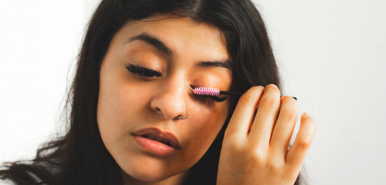 Mettere mascara oer occhi grandi