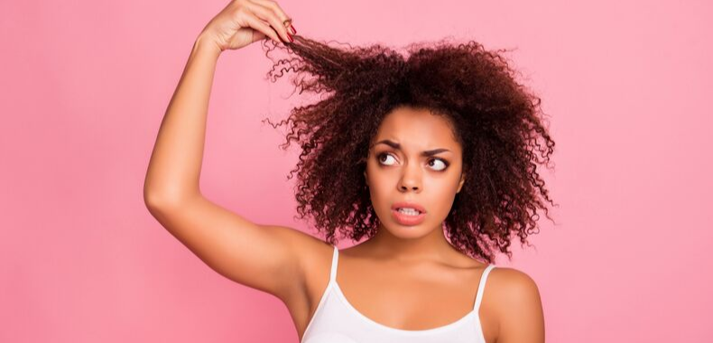 Ragazza con capelli crespi
