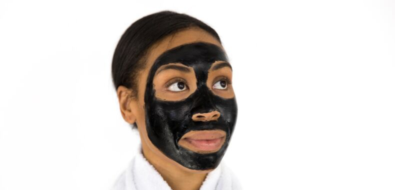 Maschera viso al carbone attivo