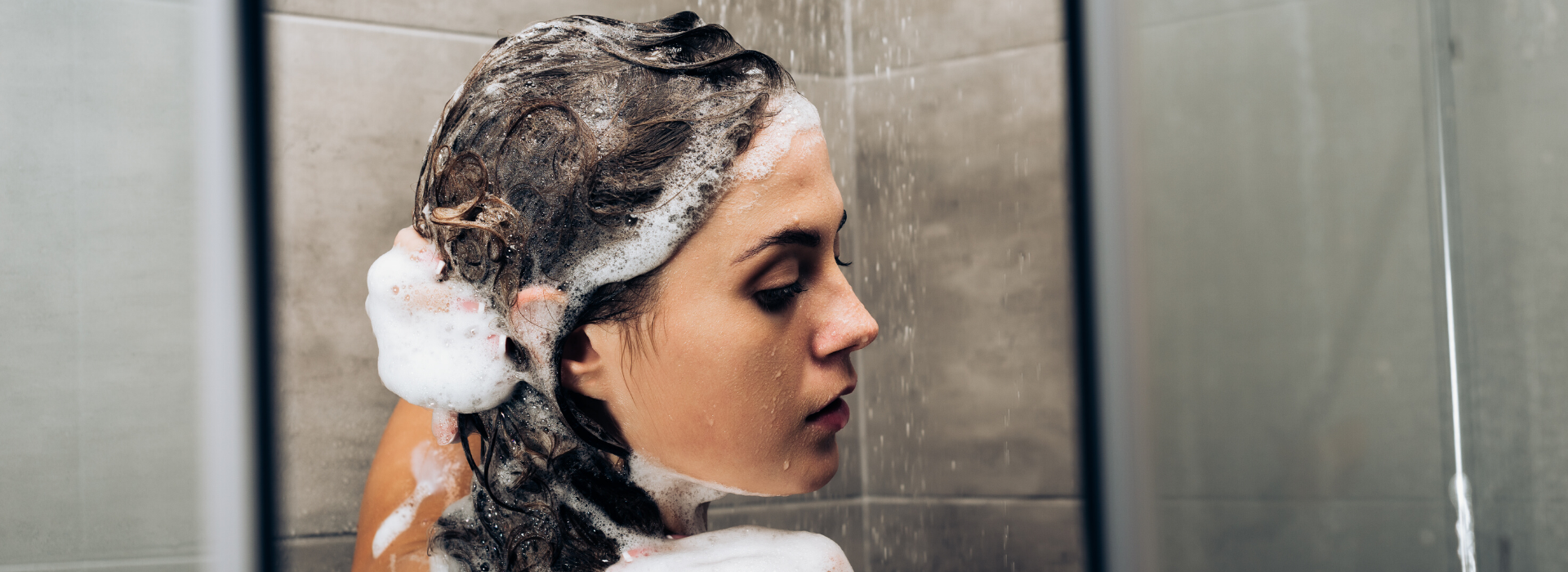 Come lavarsi i capelli in maniera corretta: i nostri consigli