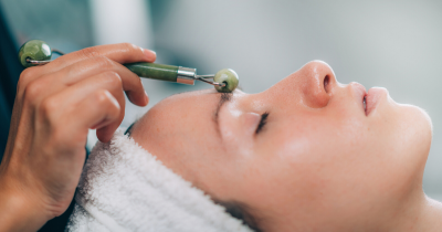Massaggio Gua Sha: lo stretching facciale contro i segni del tempo
