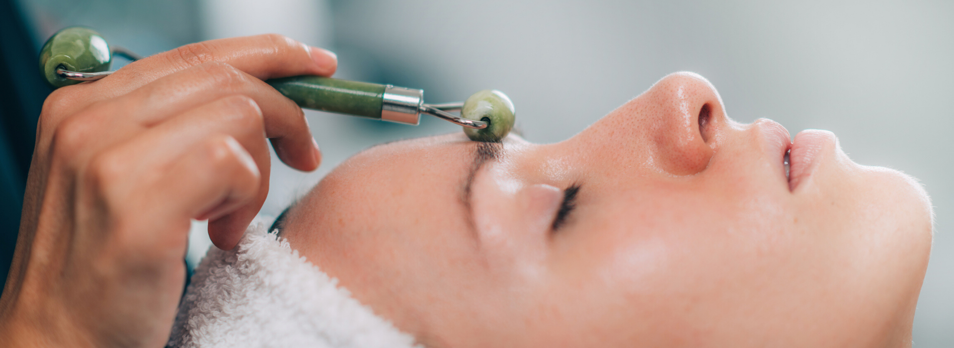 Massaggio Gua Sha: lo stretching facciale contro i segni del tempo