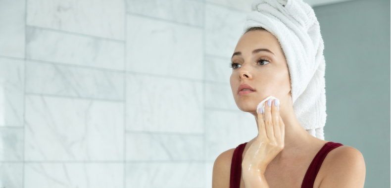 rimuovere latte detergente con un dischetto