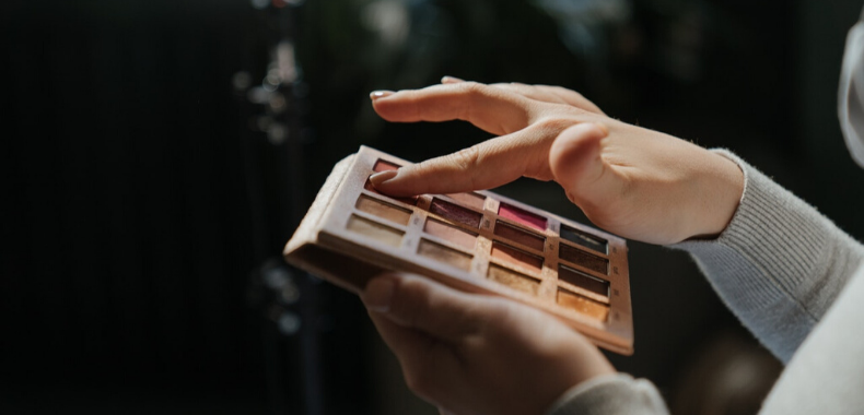 Mettere ombretto con le dita