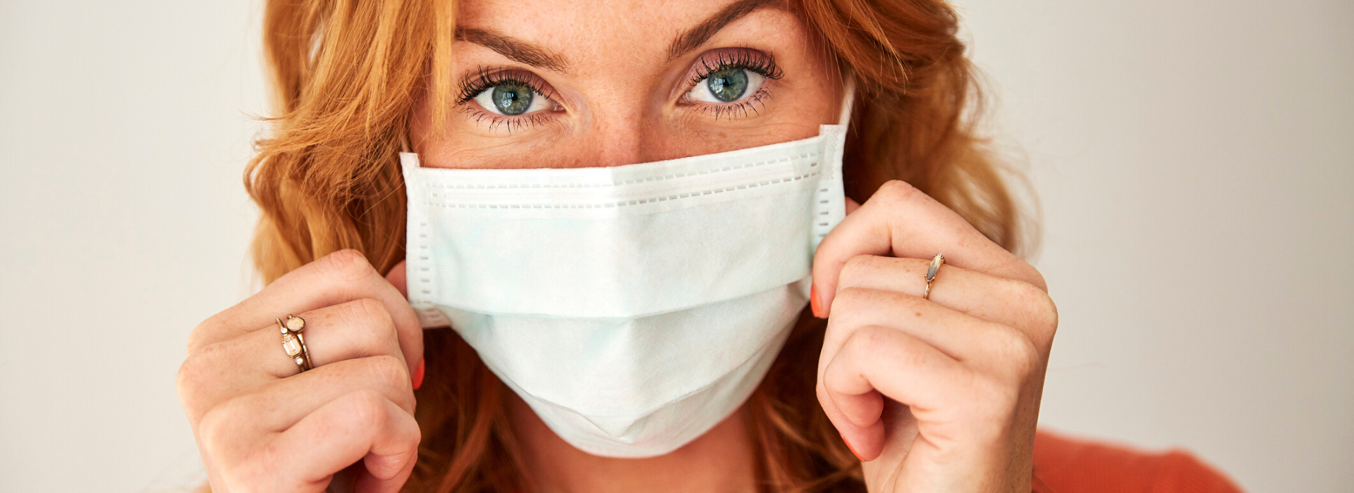Maskne ovvero i brufoletti da mascherina: ecco la skincare per prendersi cura della pelle