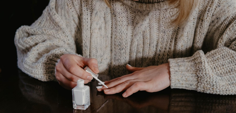 applicazione smalto bianco sulle unghie