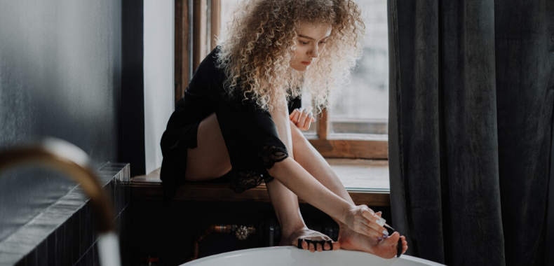 mettere smalto sui piedi