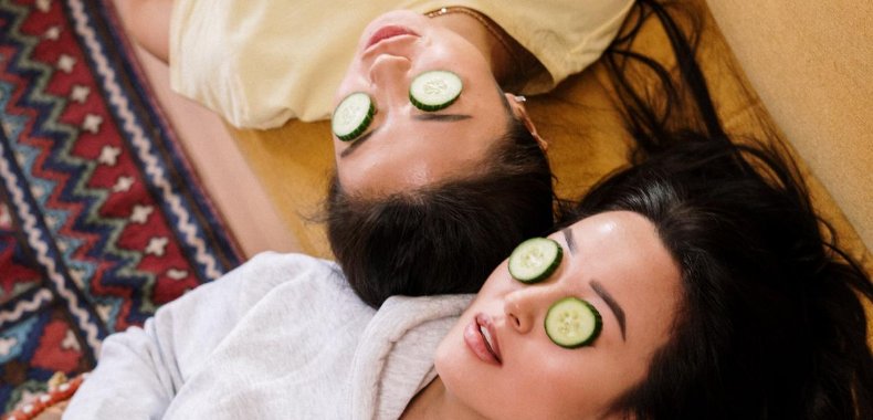 ragazze con cetrioli sugli occhi