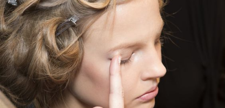 mettere ombretto con le dita