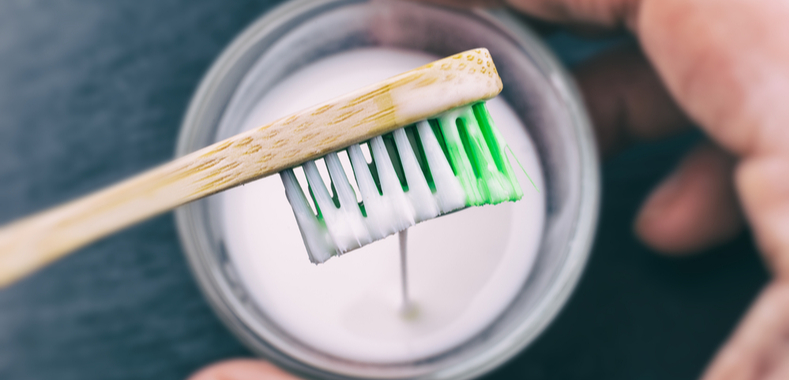 bicarbonato di sodio sullo spazzolino per denti bianchi