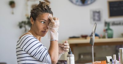 Come togliere la tinta per capelli dalla pelle