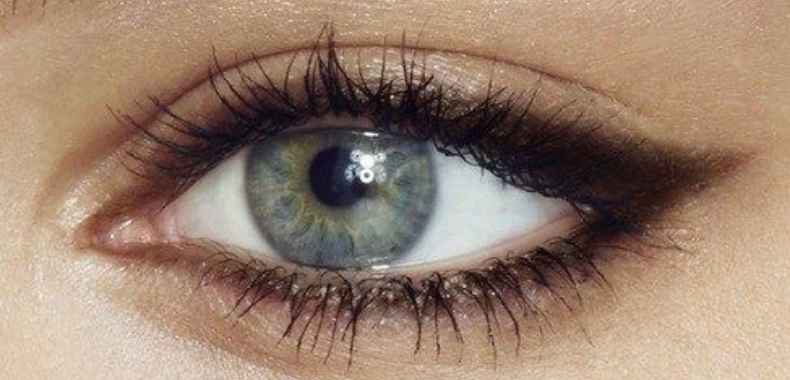 matita nera per contornare l'occhio