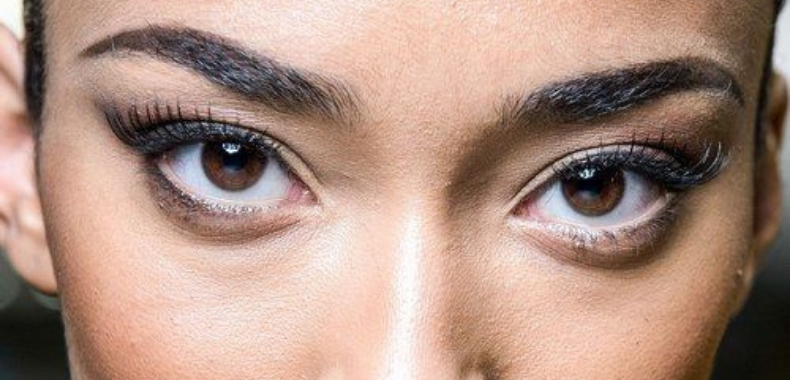 matita nera sugli occhi