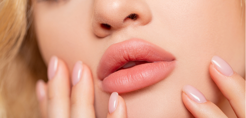 Ragazza labbra carnose